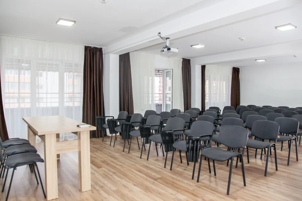 Săli de conferință Brașov – Hotel HB Brilliant | Două săli de conferință complet echipate, potrivite pentru prezentări, cursuri, seminarii sau întâlniri business. Capacitate de 40–50 persoane, dotări incluse.