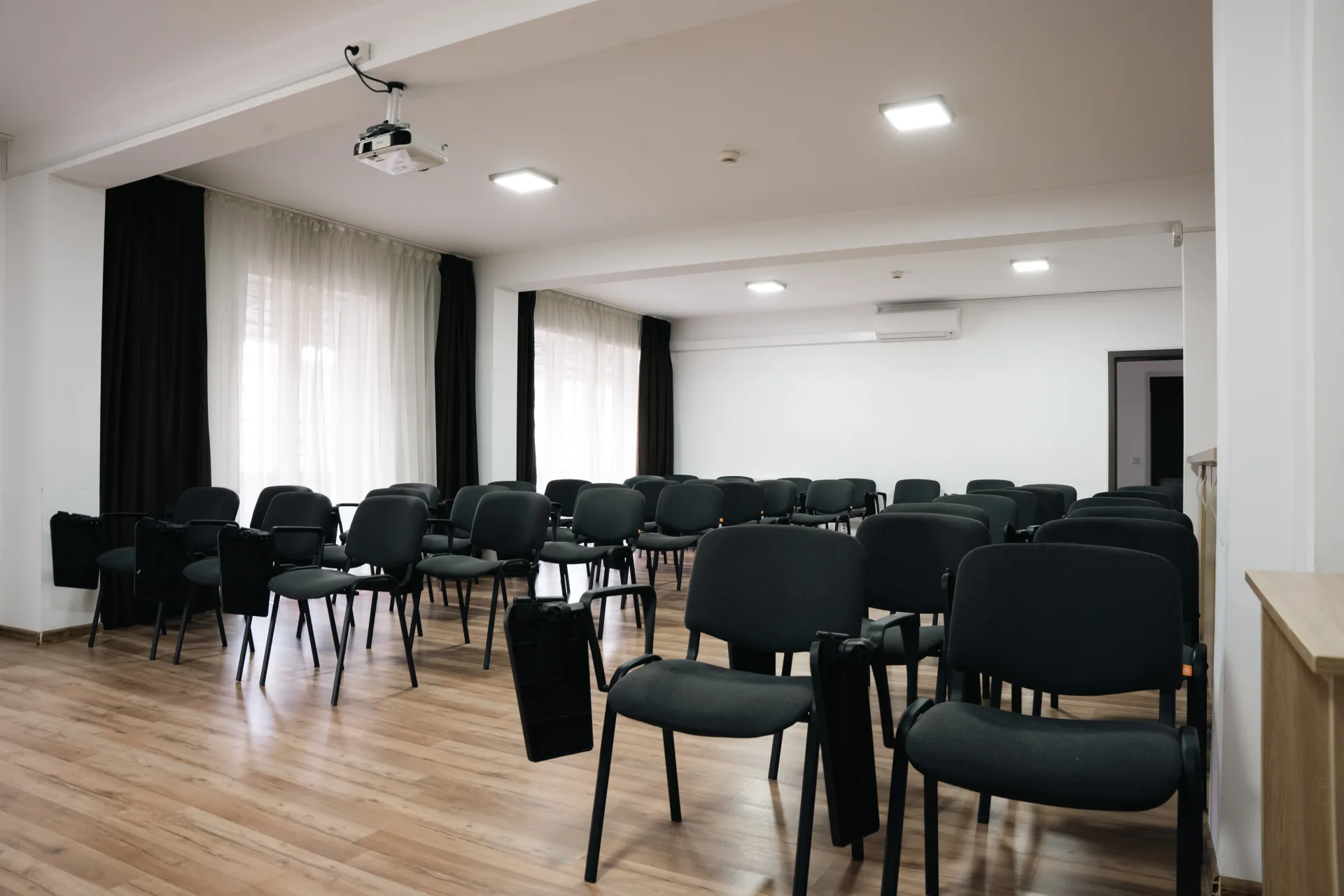 Săli de conferință Brașov – Hotel HB Brilliant | Două săli de conferință complet echipate, potrivite pentru prezentări, cursuri, seminarii sau întâlniri business. Capacitate de 40–50 persoane, dotări incluse.
