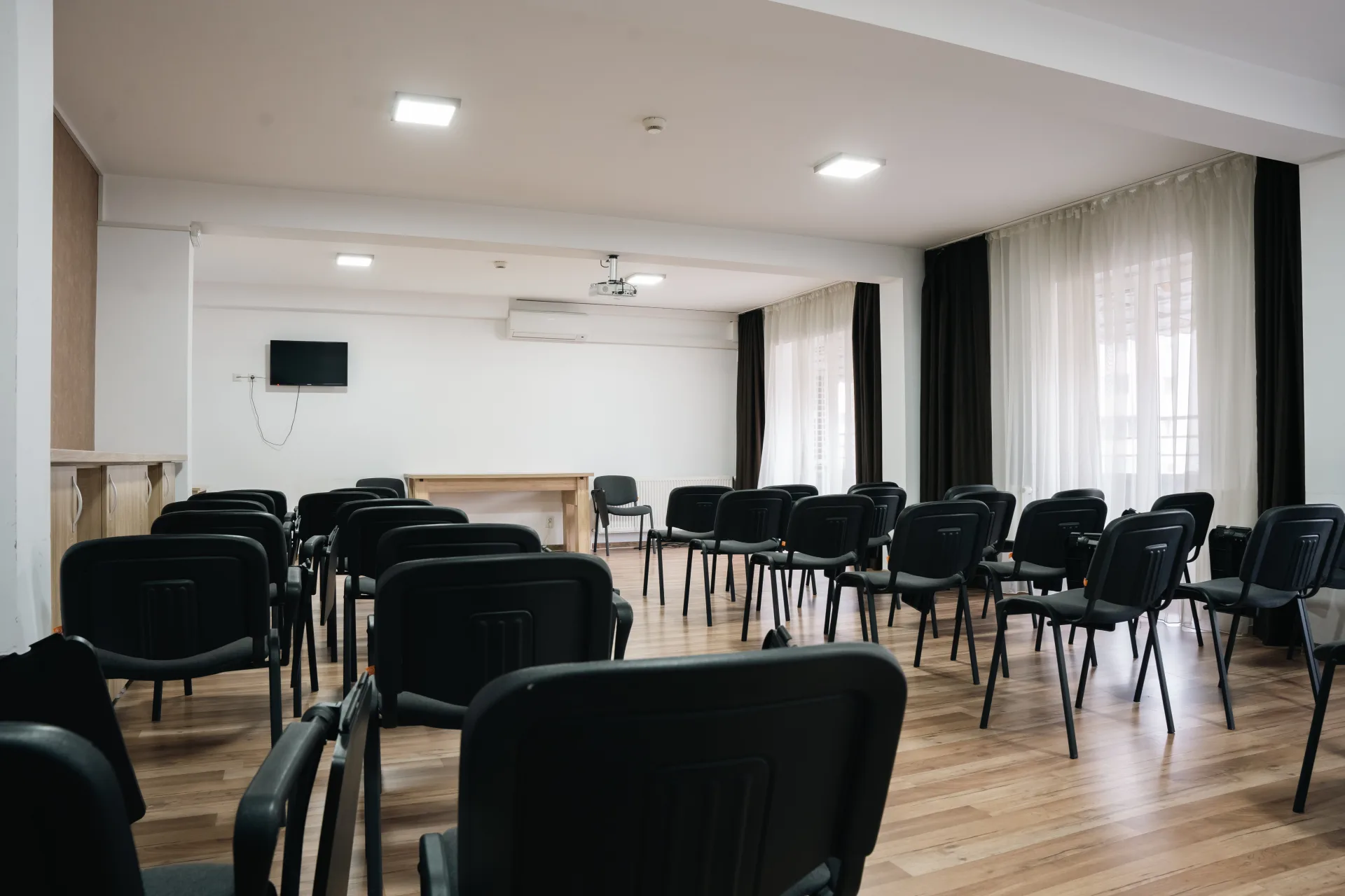 Săli de conferință Brașov – Hotel HB Brilliant | Două săli de conferință complet echipate, potrivite pentru prezentări, cursuri, seminarii sau întâlniri business. Capacitate de 40–50 persoane, dotări incluse.