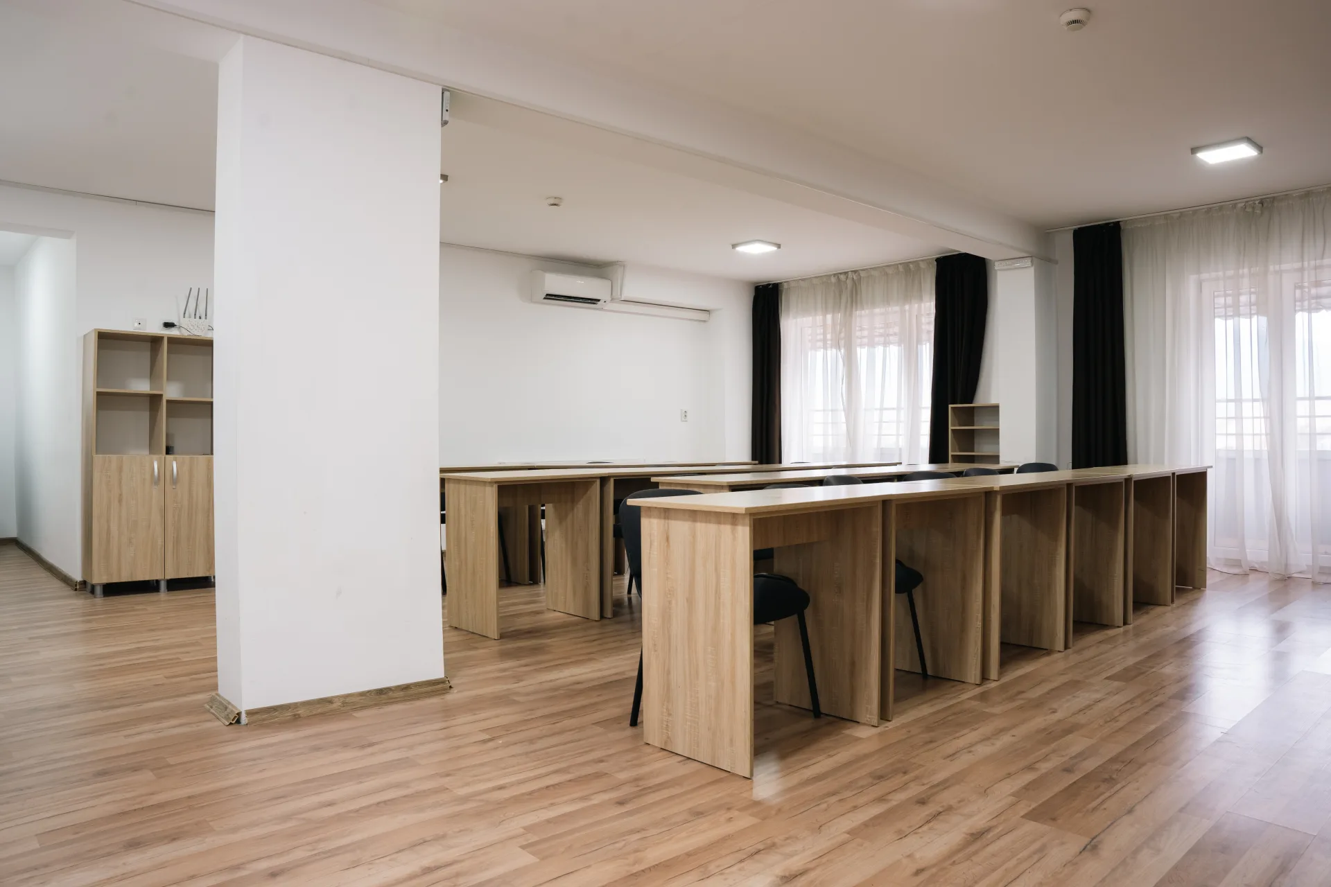 Săli de conferință Brașov – Hotel HB Brilliant | Două săli de conferință complet echipate, potrivite pentru prezentări, cursuri, seminarii sau întâlniri business. Capacitate de 40–50 persoane, dotări incluse.