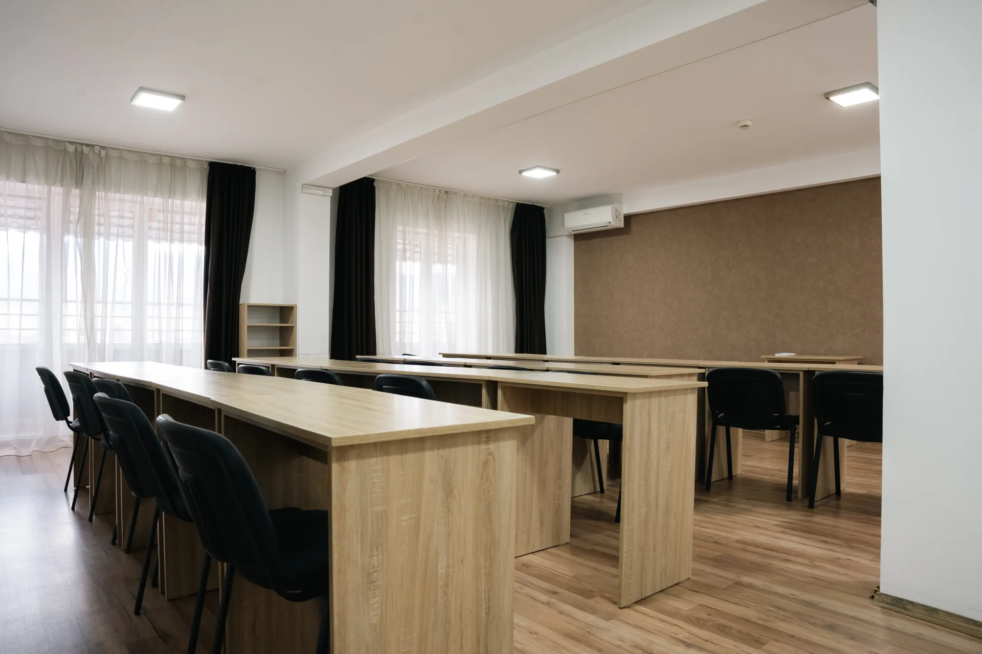 Săli de conferință Brașov – Hotel HB Brilliant | Două săli de conferință complet echipate, potrivite pentru prezentări, cursuri, seminarii sau întâlniri business. Capacitate de 40–50 persoane, dotări incluse.